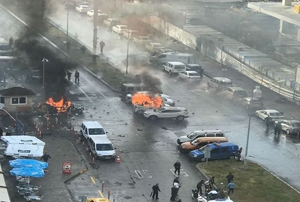 İzmir'de Adliye önünde büyük patlama, 2 terötist öldürüldü