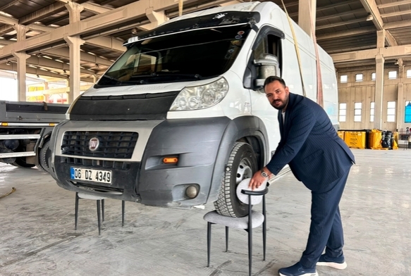 2,5 tonluk minibüsü sandalyenin üzerinde taşıdı